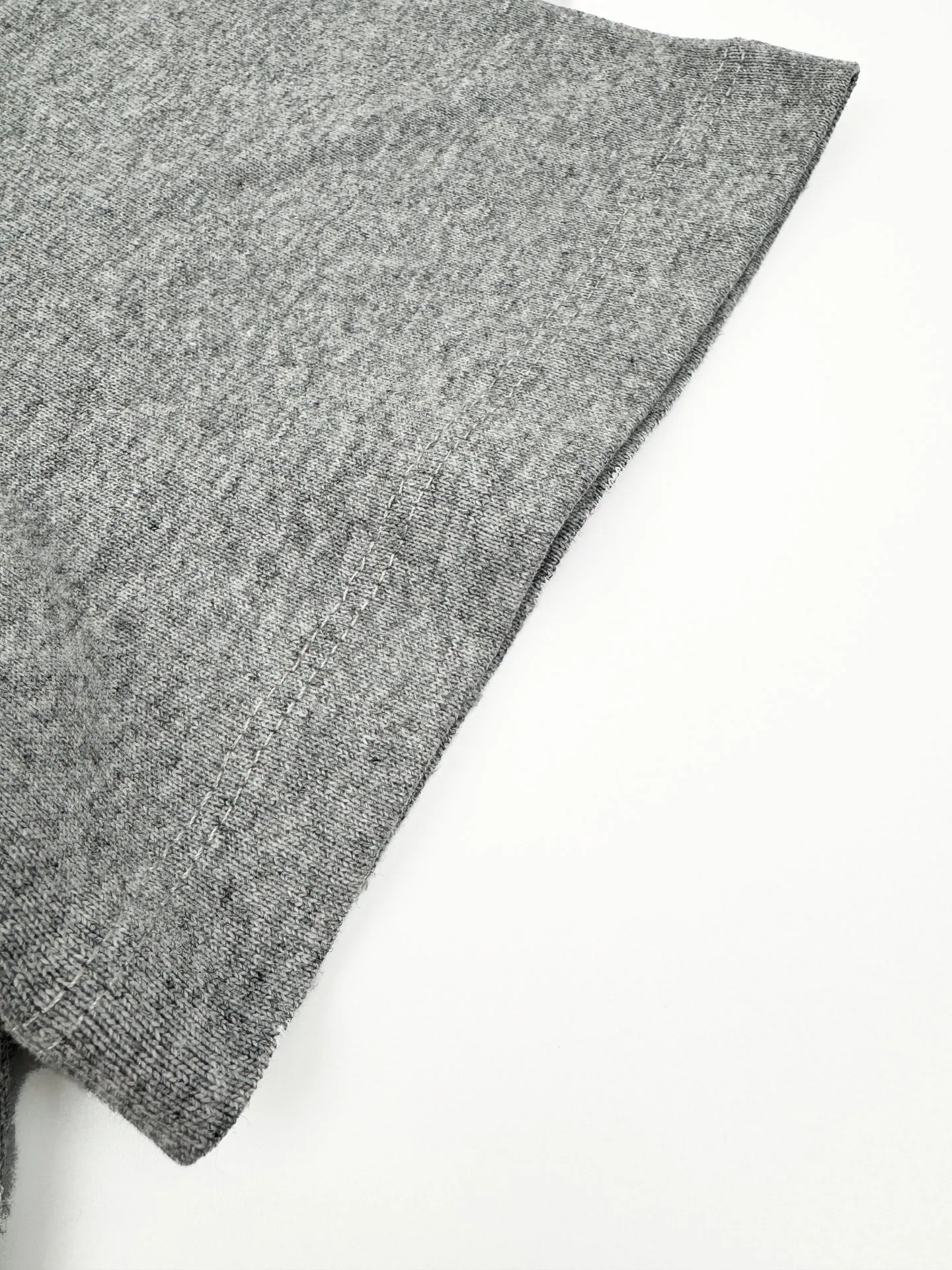 P190 Ralph Lauren logo embroidered short sleeves. Customized cotton and linen soft plain fabric. It feels delicate and comfortable against the skin. It is based on matte gray and comes with a layer of soft light filter. It is embellished with exquisite indigo pony logo. It is highly recognizable. It has a breath of freedom and vitality. A symphony of pure and smart colors. It outlines a high-end silhouette with extreme simplicity. It becomes the smart focus of the vision and shows the taste in silence. Process 1: Using imported machine embroidery process. Use advanced computer control systems and precision mechanical components to achieve iconic pony embroidery operations with high precision and smooth and delicate lines. Process 2: The fabrics are washed and have a better hand feel. Not easy to deform, not easy to shrink, not easy to fade, and maintain long-term beauty. Accessories: Customized 1:1 Ralph Lauren trademark. Version: Fitted version. Size: S M L XL. Style number: CC933.